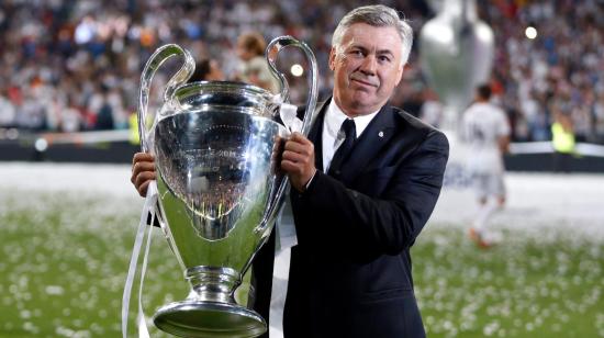 Carlo Ancelotti con el trofeo de la Champions League en el estadio Santiago Bernabeu de Madrid (Archivo).