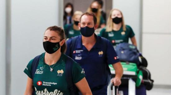 La delegación del equipo olímpico femenino de sóftbol de Australia arribando a Japón.