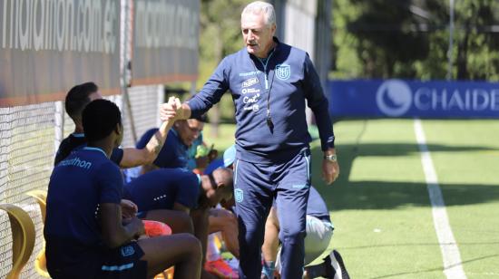 Gustavo Alfaro saluda a los jugadores de la selección ecuatoriana el lunes 31 de mayo en la Casa de la Selección. 