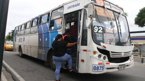 Al menos 100 buses de la Fetug reanudan, el 2 de junio de 2021, el servicio de transporte en Guayaquil, tras un paro parcial de actividades.