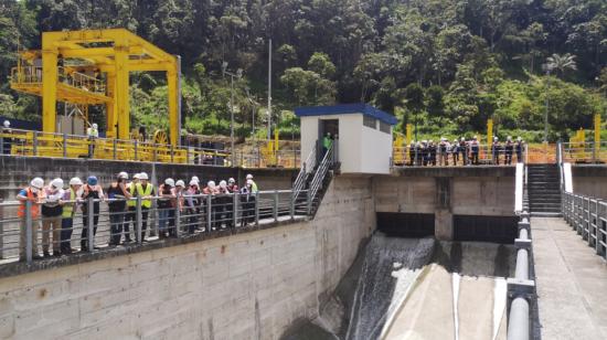 Recorrido por la central hidroeléctrica por parte del personal de Celec y de la constructora rusa Tyazhmash, el 21 de mayo de 2021.