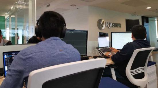 Programadores trabajando en las oficinas de Kushki, en Quito, en 2019.