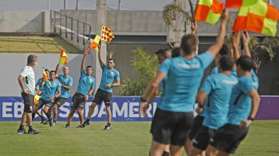 Los árbitros Conmebol que dirigirán en la Copa América durante un seminario práctico previo al torneo de selecciones.