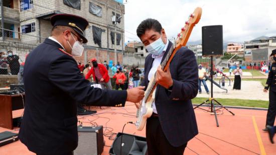 El alcalde Jorge Yunda con un integrante de la banda municipal, el 9 de abril de 2021.
