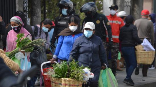 Vendedoras informales de alimentos en una calle en Cuenca, el 6 de mayo de 2021. 