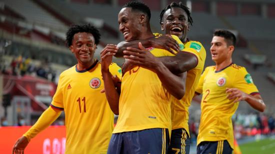 Los jugadores de Colombia celebran el gol de Yerry Mina ante Perú, el jueves 3 de junio de 2021. 