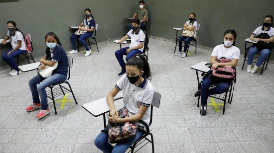 Estudiantes permanecen en sus asientos con la debida distancia como parte del protocolo sanitario contra la covid-19. 3/03/2021