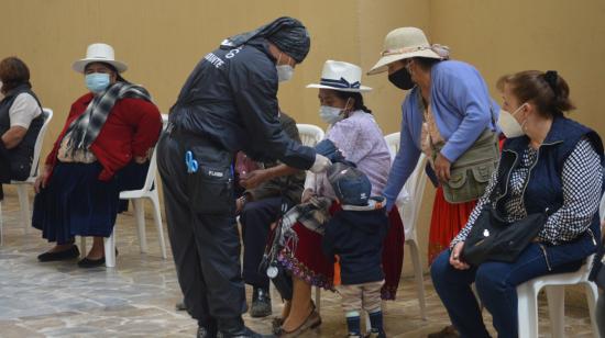 Personas se preparan para recibir la vacuna contra el Covid-19, el 4 de junio de 2021, en Cuenca.