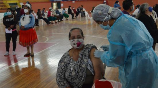 Una mujer recibe la vacuna contra el Covid-19, el 4 de junio de 2021, en Cuenca.