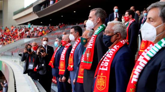 El rey Felipe VI, el presidente de la república de Portugal, Marcelo Rebelo de Sousa, y los presidentes del Gobierno, Pedro Sánchez y Antonio Costa, presencian el partido amistoso entre España y Portugal en el palco del Wanda Metropolitano tras suscribir el acuerdo para el lanzamiento de la candidatura conjunta al Mundial 2030.