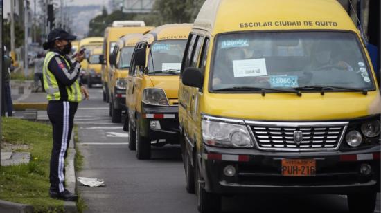 Furgonetas de transporte escolar en las calles de Quito, el 4 de junio de 2021