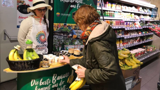 Degustación de banano ecuatoriano, organizada por Proecuador en un supermercado de Núremberg (Alemania). 