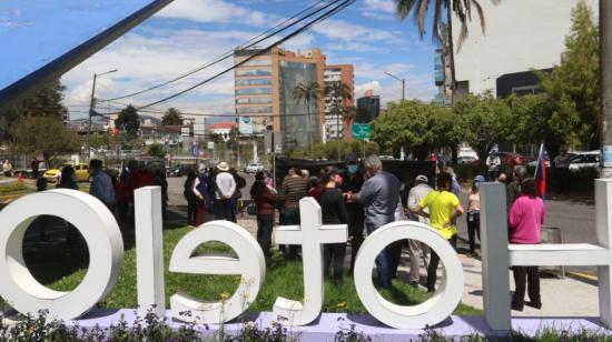 Los habitantes de tres barrios participan de un plantón en los exteriores del Hotel Quito, en la avenida González Suárez, el 5 de junio de 2021.