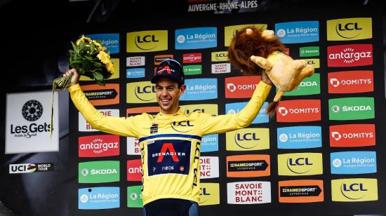 Richie Porte, en el podio luciendo el maillot amarillo de campeón del Dauphiné, el 6 de junio de 2021.