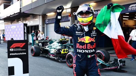 El piloto Sergio 'Checo' Pérez sostiene la bandera mexicana luego de ganar el Gran Premio de Azerbaiyán, el 6 de junio de 2021.