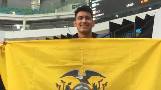 Israel Chiriboga sostiene la bandera de Ecuador en el Campeonato de Gimnasia Artística, disputado del 4 al 6 de junio.