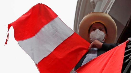 El candidato presidencial Pedro Castillo celebra junto a sus simpatizantes tras el reciente recuento de votos. 7 de junio de 2021.