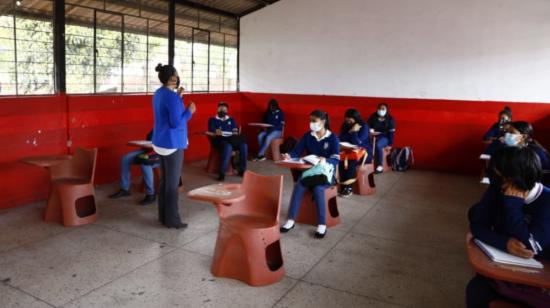 Estudiantes del Colegio Nacional Técnico Agropecuario Eduardo Salazar Gómez, de Quito, reciben clases presenciales, este 7 de junio de 2021.