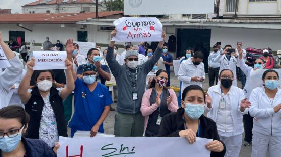 Personal médico del HCAM protesta en los exteriores del hospital, el 7 de junio de 2021.