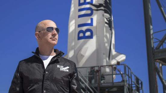 Jeff Bezos, inspecciona las instalaciones de lanzamiento de New Shepard en el oeste de Texas antes del viaje inaugural del cohete, en el oeste de Texas, EE. UU.