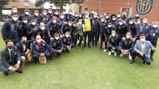 El presidente Guillermo Lasso junto a los jugadores de la selección ecuatoriana, el lunes 7 de junio de 2021. 