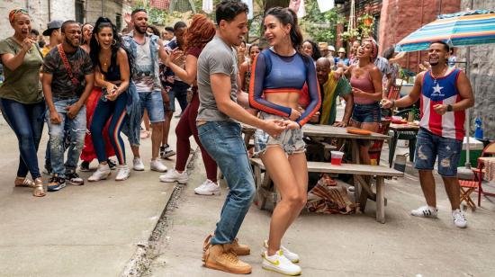 Fotograma cedido por Warner Bros. Aparece Anthony Ramos como Usnavi de la Vega y Melissa Barrera como Vanessa, durante una escena del musical "In the Heights"