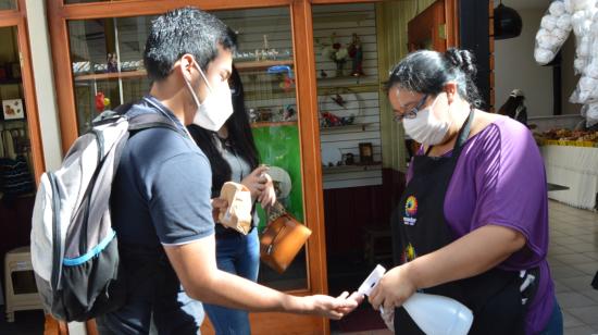 Una mujer limpia las manos de un joven, en Cuenca, el 4 de junio de 2021.