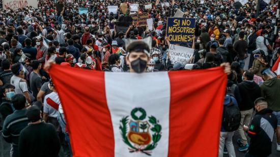 Miles de manifestantes protestaron el 13 de noviembre de 2020 en la Plaza San Martín en Lima.