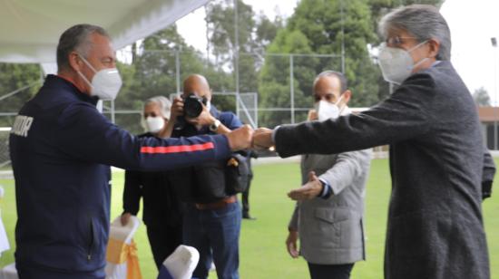 Gustavo Alfaro, entrenador de Ecuador, saluda con el presidente Guillermo Lasso en la Casa de la Selección, el lunes 7 de junio de 2021. 