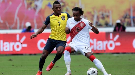 Pervis Estupiñán cubre una pelota en el partido ante Perú, por Eliminatorias en Quito, el 8 de junio de 2021.