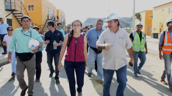 La exvicepresidenta encargada, Sandra Naranjo, recorre el proyecto Acuarela II, en Bahía de Caráquez, el 25 de enero de 2017.