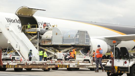 Trabajadores del aeropuerto Mariscal Sucre de Quito reciben dosis de la vacuna Pfizer, el 8 de junio de 2021.