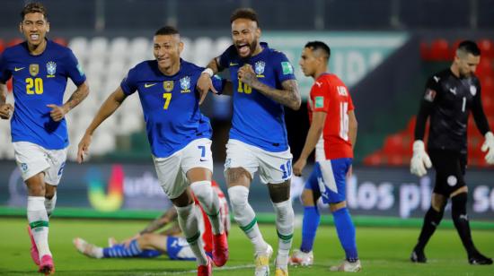 Los futbolistas brasileños festejan el gol ante Paraguay en Asunción, el martes 8 de junio de 2021.