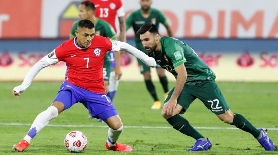 El jugador Alexis Sánchez, de Chile, maneja una pelota en el partido ante Bolivia, el martes 8 de junio de 2021.