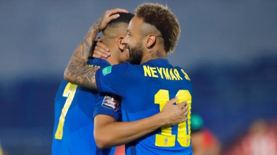 Neymar y Richarlison celebran el gol convertido a Paraguay, por la Fecha 8 de las Eliminatorias, el martes 8 de junio de 2021.