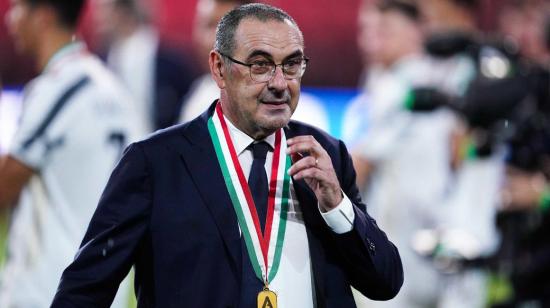 Maurizio Sarri, con la medalla de campeón de la Serie A de Italia que consiguió dirigiendo a la Juventus, en 2019.