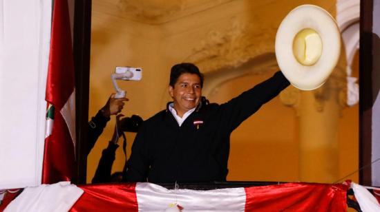 Foto de archivo del presidente electo de Perú, Pedro Castill,o saludando a sus partidarios en Lima. 8 de junio de 2021. 