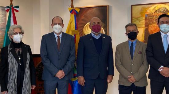 El ministro de Producción de Ecuador, Julio José Prado (segundo desde la izq.); junto al viceministro de Relaciones Exteriores de México, Maximiliano Reyes, el 25 de mayo de 2021. 