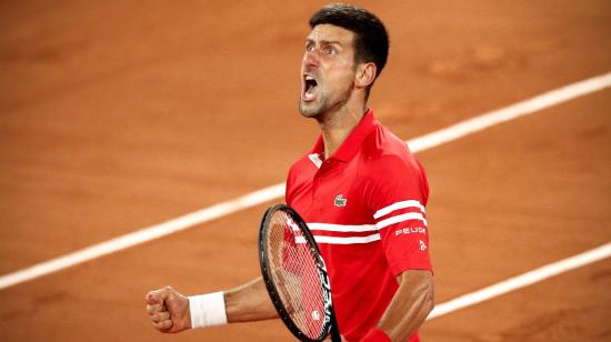 Novak Djokovic festeja tras vencer a Mateo Berrettini, en Roland Garros, el miércoles 9 de junio de 2021.