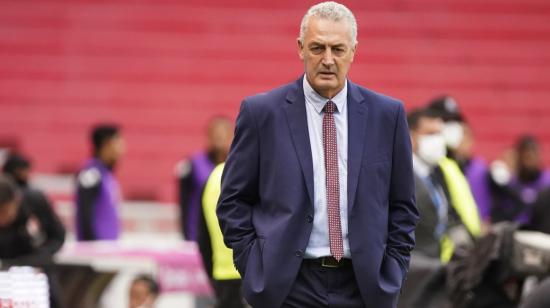 El entrenador Gustavo Alfaro durante el partido de Ecuador ante Perú, por las Eliminatorias al Mundial de Catar, en el estadio Rodrigo Paz Delgado, el martes 8 de junio de 2021. 