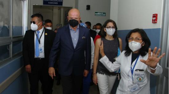 El vicepresidente de la República, Alfredo Borrero, y la ministra de Salud, Ximena Garzón, recorrieron hospitales en Guayaquil para verificar la vacunación contra el Covid-19, el 28 de mayo de 2021.