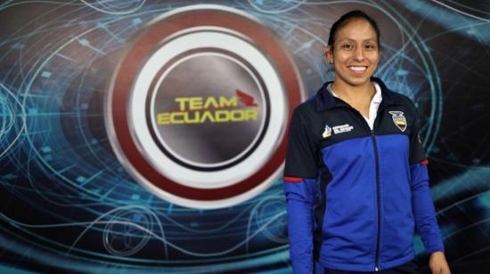 Luisa Valverde con el uniforme de la selección ecuatoriana de lucha libre.