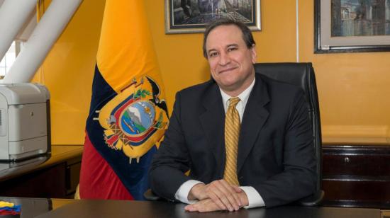 El ministro de Finanzas, Simón Cueva, durante sus actividades en su despacho, el 25 de mayo.