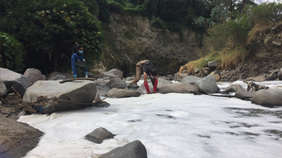 Toma de muestras de agua en un río contaminado de Ecuador.