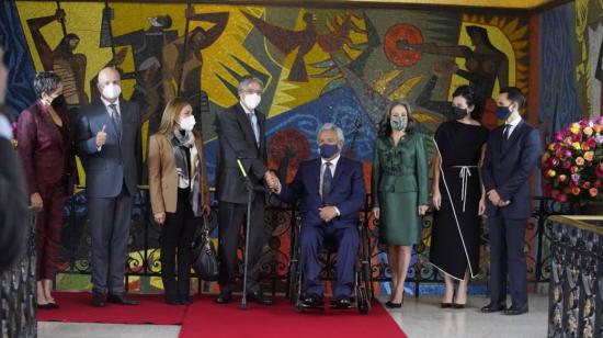 El presidente electo, Guillermo Lasso (4i) saluda con el presidente saliente, Lenín Moreno (5i), acompañados de sus vicepresidentes y cónyuges, el 19 de abril de 2021 en el palacio de Carondelet, en Quito.