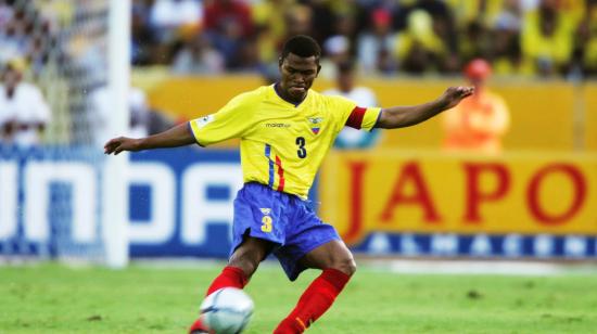 Iván Hurtado jugando un partido con la selección ecuatoriana, de la que era capitán, en el estadio Olímpico Atahualpa.