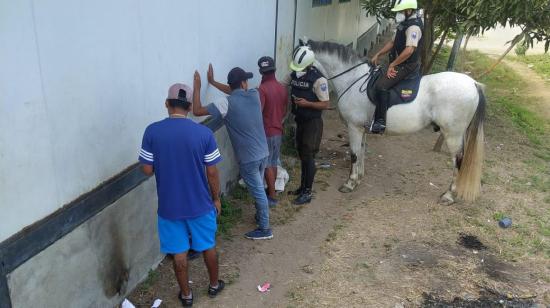 Operativo policial en el Cerro Las Cabras, en Durán (Guayas), el 9 de junio de 2021.