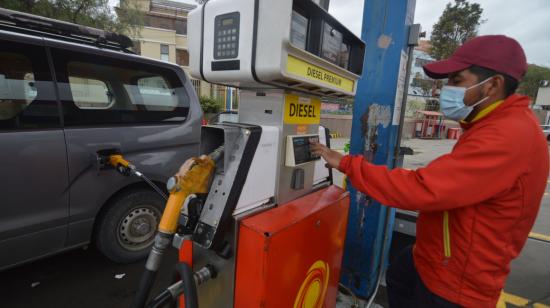 Un trabajador de una estación de servicio de Cuenca durante sus actividades, el 12 de mayo de 2021.