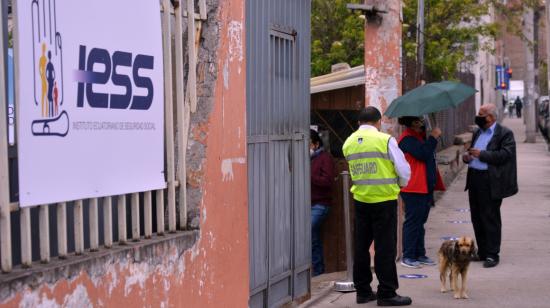 Personas en las afueras del antiguo hospital del Seguro Social en Cuenca, el 3 de mayo de 2021.