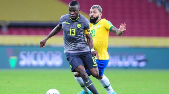 Enner Valencia maneja una pelota en el partido ante Brasil por Eliminatorias, el 4 de junio de 2021, en Porto Alegre.